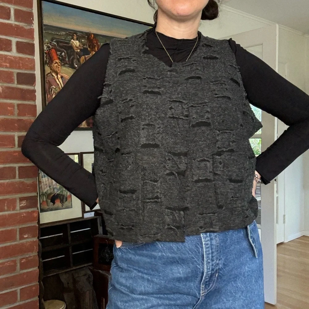 Chic Textured Charcoal Sleeveless Vest - Picture 2 of 10